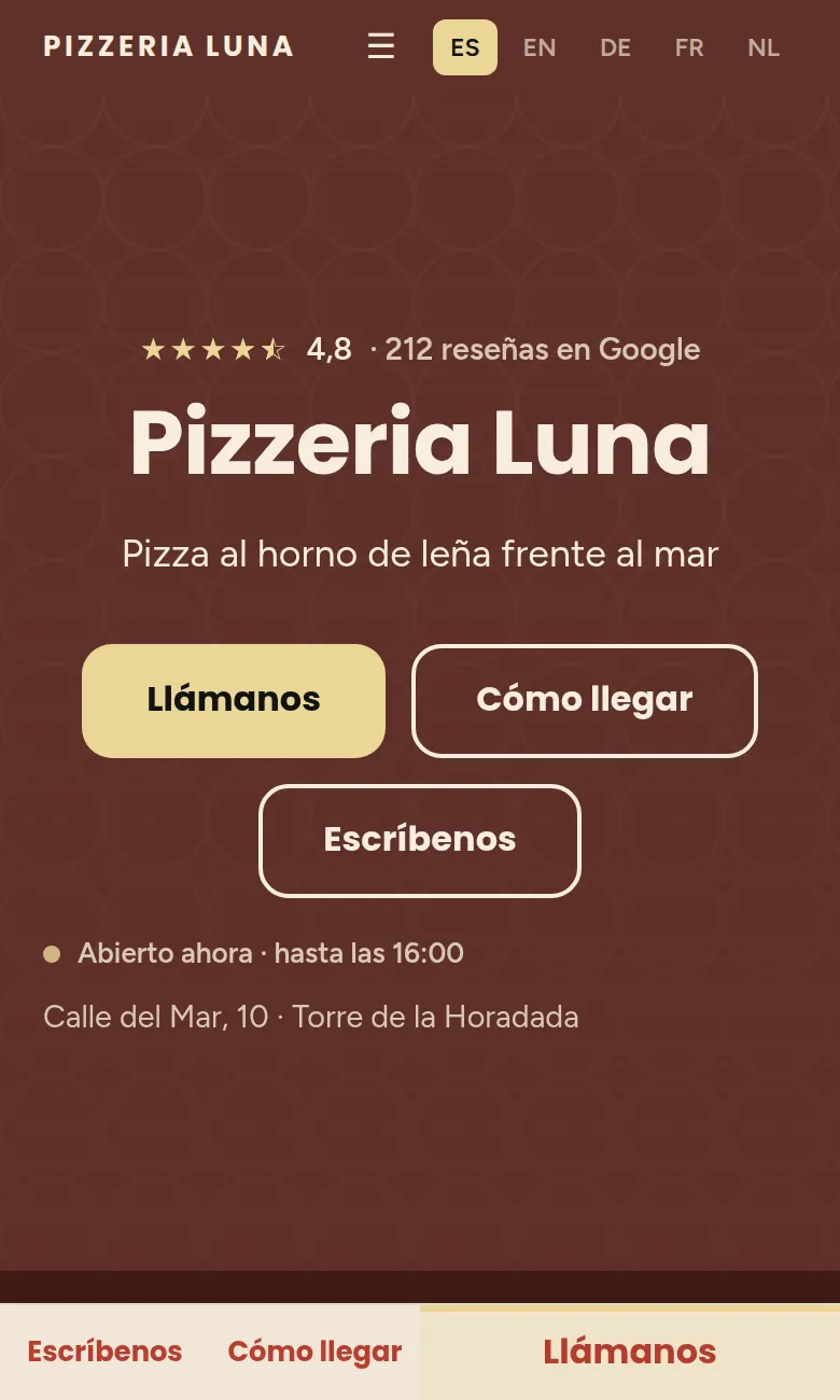 La página de inicio de una pizzería vista en un móvil: el nombre, la valoración, los botones para llamar, llegar y escribir por WhatsApp, y el horario de hoy.